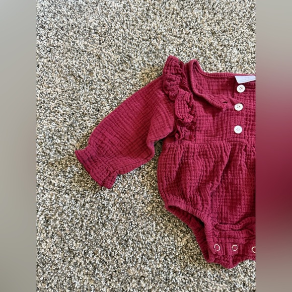 5/$10-Burgundy Baby Girl Romper with Ruffle Sleeves Size 3-6 Months - Picture 2 of 4